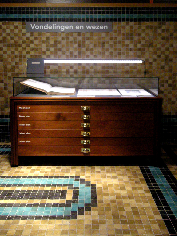 Vitrine met project What Remains in de Schatkamer van het Stadsarchief Amsterdam