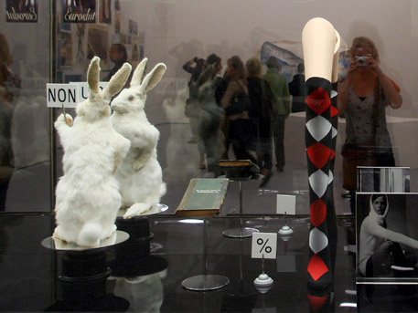 Josephine Meckseper, detail uit installatie 'The Complete History of Postcontemporary Art'